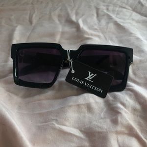I’m selling 1.1 millionaire Louis Vuitton glasses never wore brand new